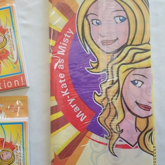 VTG MARY KATE & ASHLEY IN ACTION TABLE CLOTH AND WITH 2003 3XPACKS(24 COUNT) - Picture 7 of 9